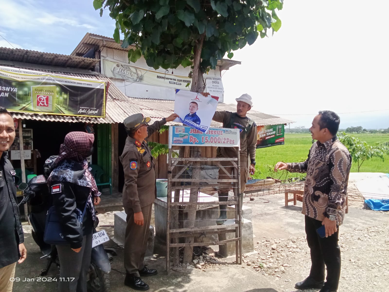 BAWASLU PRINGSEWU DAN SATPOL PP MENURUNKAN 834 APK/BK DI KECAMATAN PRINGSEWU DAN KECAMATAN GADINGREJO