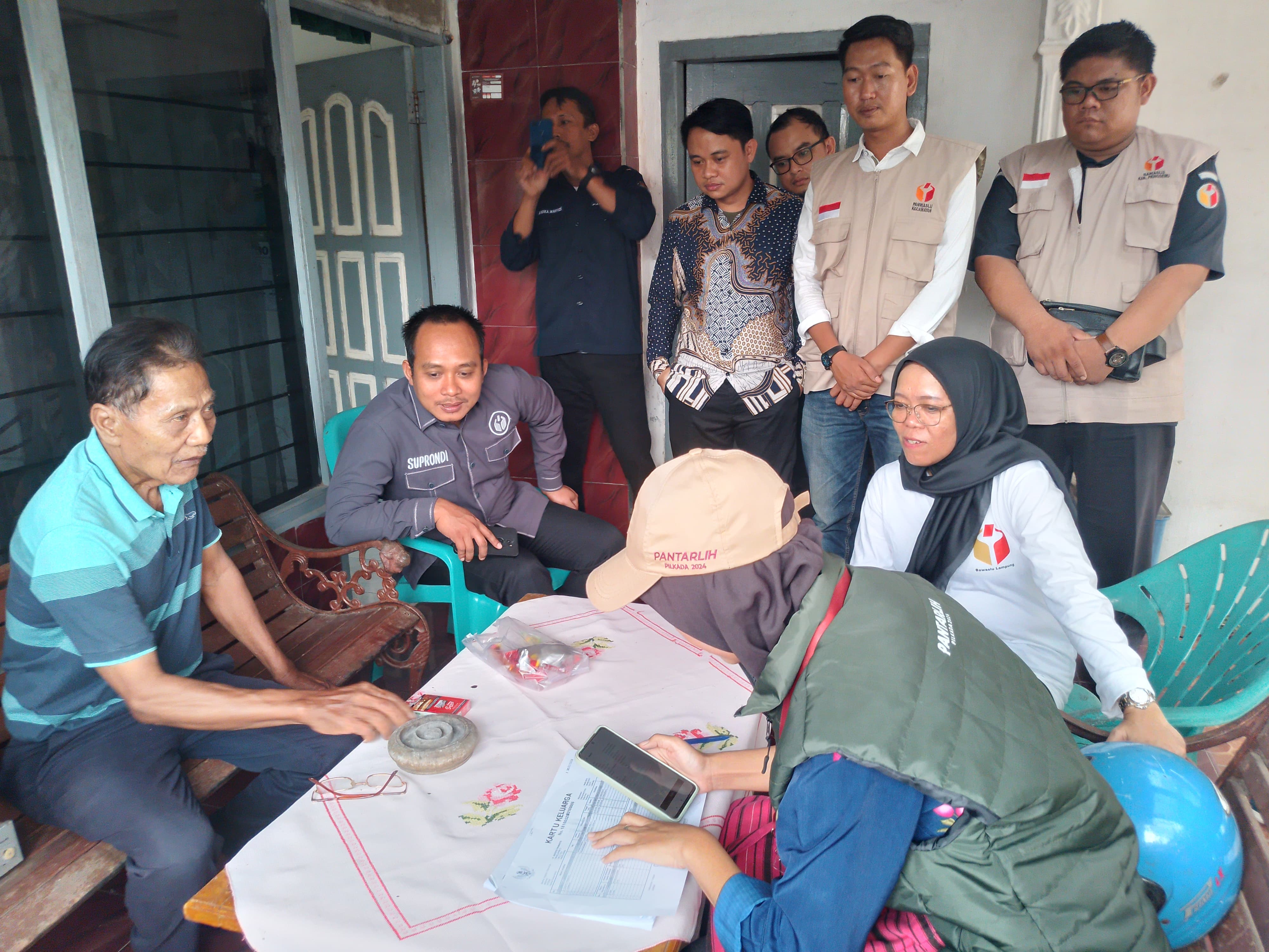 Pastikan Akurasi Data Pemilih, Ketua Bawaslu Pringsewu Suprondi Awasi Langsung Proses Coklit di 9 Kecamatan