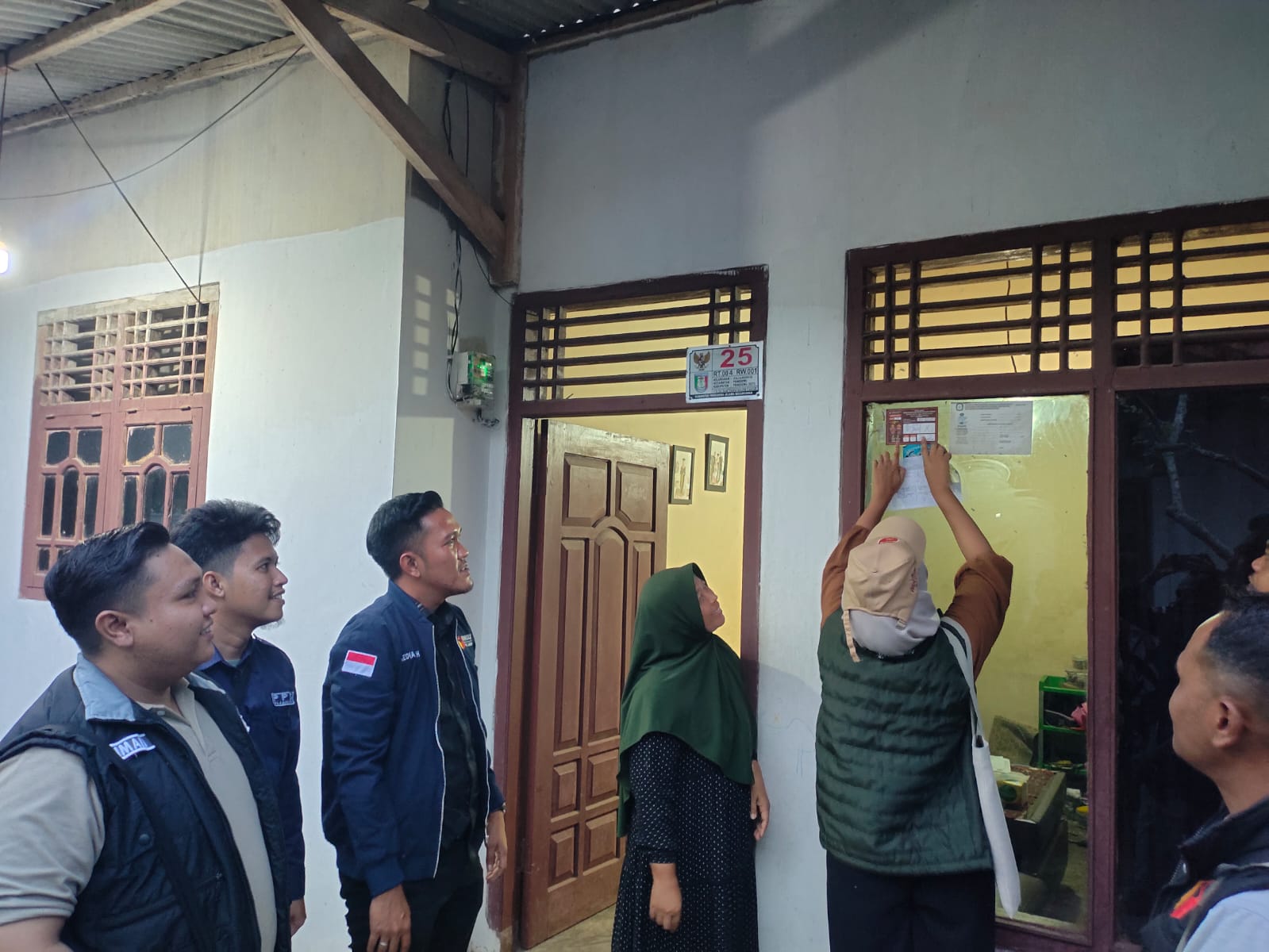 Foto Anggota Bawaslu Pringsewu Mediansyah Resaputra Saat Melakukan Patroli Kawal Hak Pilih