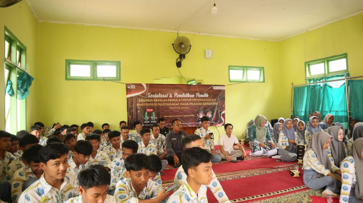 Foto Ketua Bawaslu Pringsewu Suprondi Saat menjadi Narasumber Sosialisasi dan Pendidikan Pemilih Segmen Pemilih Pemula Untuk Meningkatkan Partisipasi Masyarakat Pada Pilkada Serentak Tahun 2024 di SMA Negeri 1 Adiluwih 