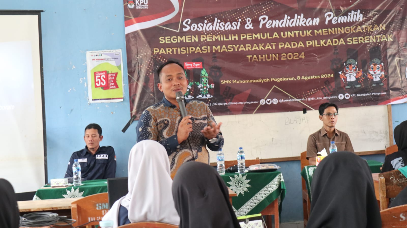 Foto Ketua Bawaslu Pringsewu Suprondi saat menjadi Narasumber Sosialisasi dan Pendidikan Pemilih Segmen Pemilih Pemula Untuk Meningkatkan Partisipasi Masyarakat Pada Pilkada Serentak Tahun 2024 di SMK Muhammadiyah Pagelaran 