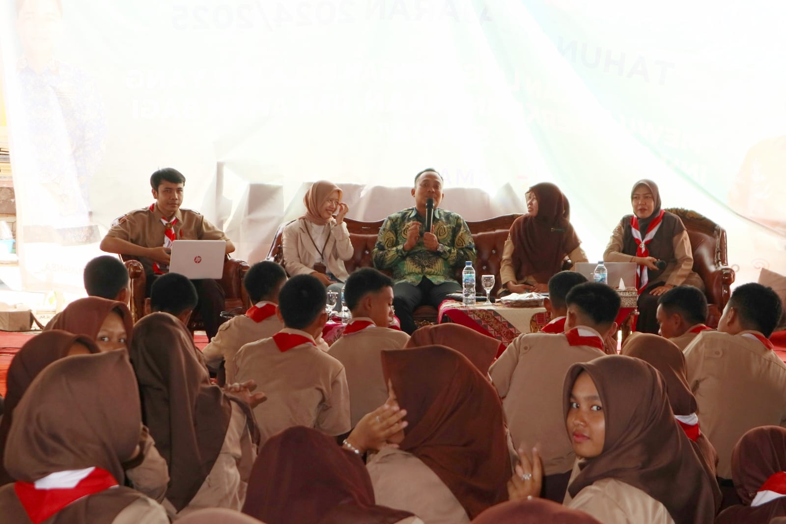 Foto Ketua Bawaslu Pringsewu Saat menjadi narasumber  Projek Penguatan Profil Pelajar Pancasila di SMA Negeri 1 Ambarawa pada Selasa, 14 Agustus 2024