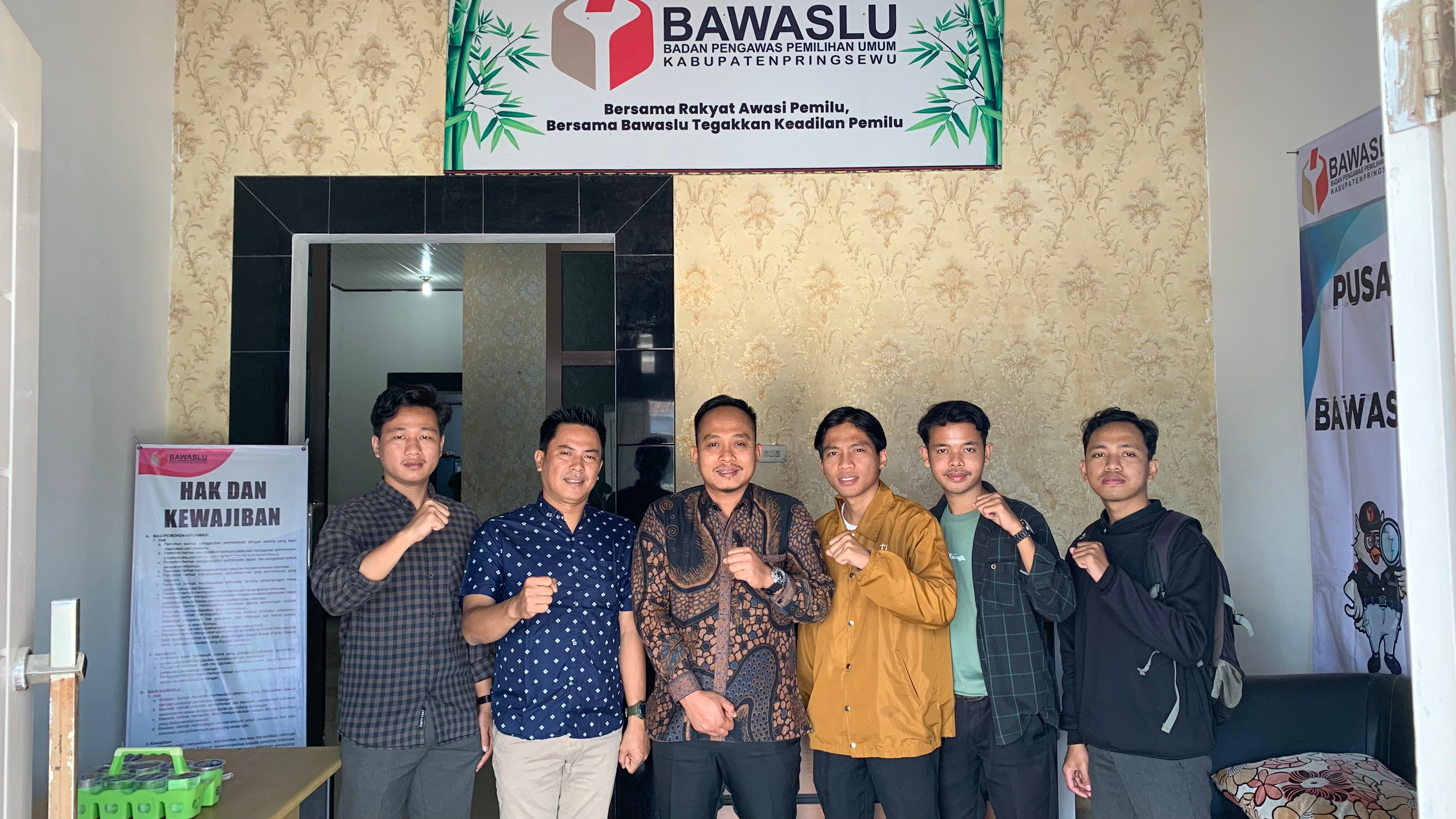 Foto Bersama Saat Bawaslu Pringsewu Terima Audiensi Badan Eksekutif Mahasiswa (BEM) Universitas Muhammadiyah Pringsewu 