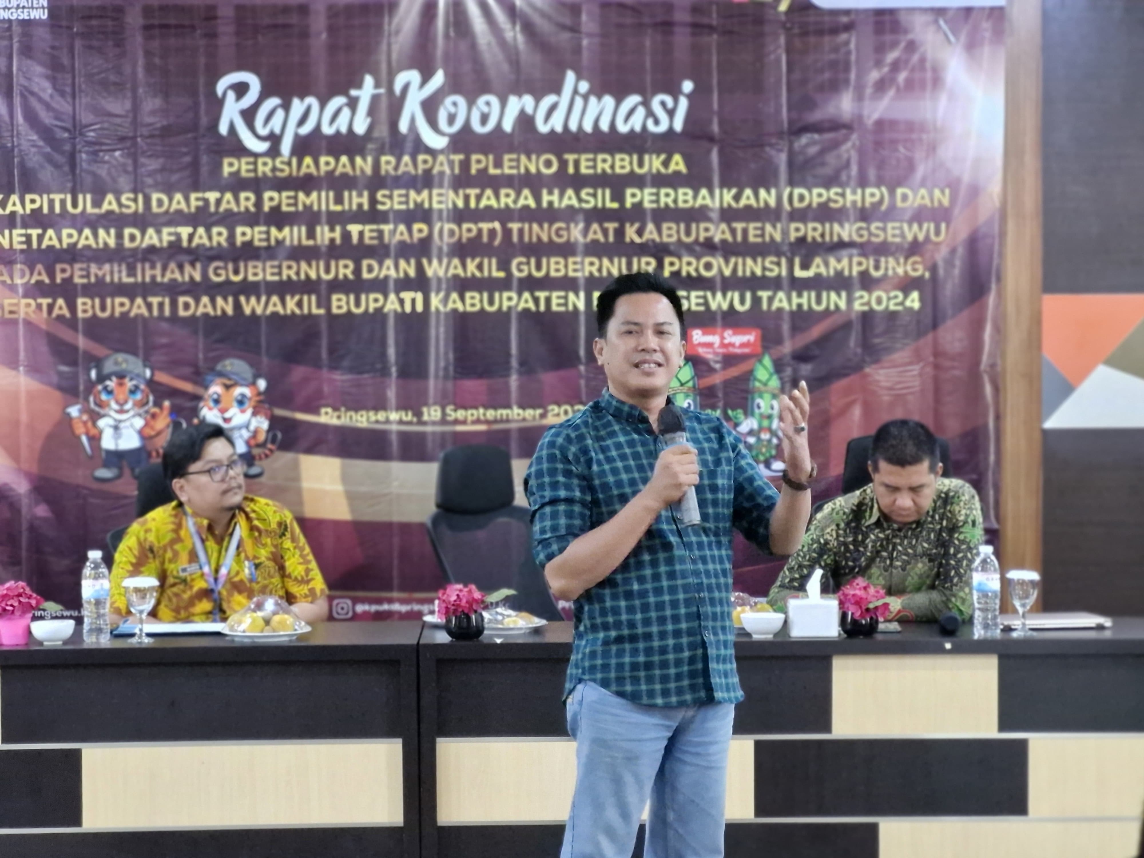 Foto Adam Malik saat menjadi menjadi narasumber dalam Rapat Koordinasi Persiapan Rapat Pleno Terbuka Rekapitulasi Daftar Pemilih Sementara Hasil Perbaikan (DPSHP) dan Penetapan Daftar Pemilih Tetap (DPT) untuk Pemilihan Gubernur dan Wakil Gubernur Lampung, serta Bupati dan Wakil Bupati Kabupaten Pringsewu Tahun 2024