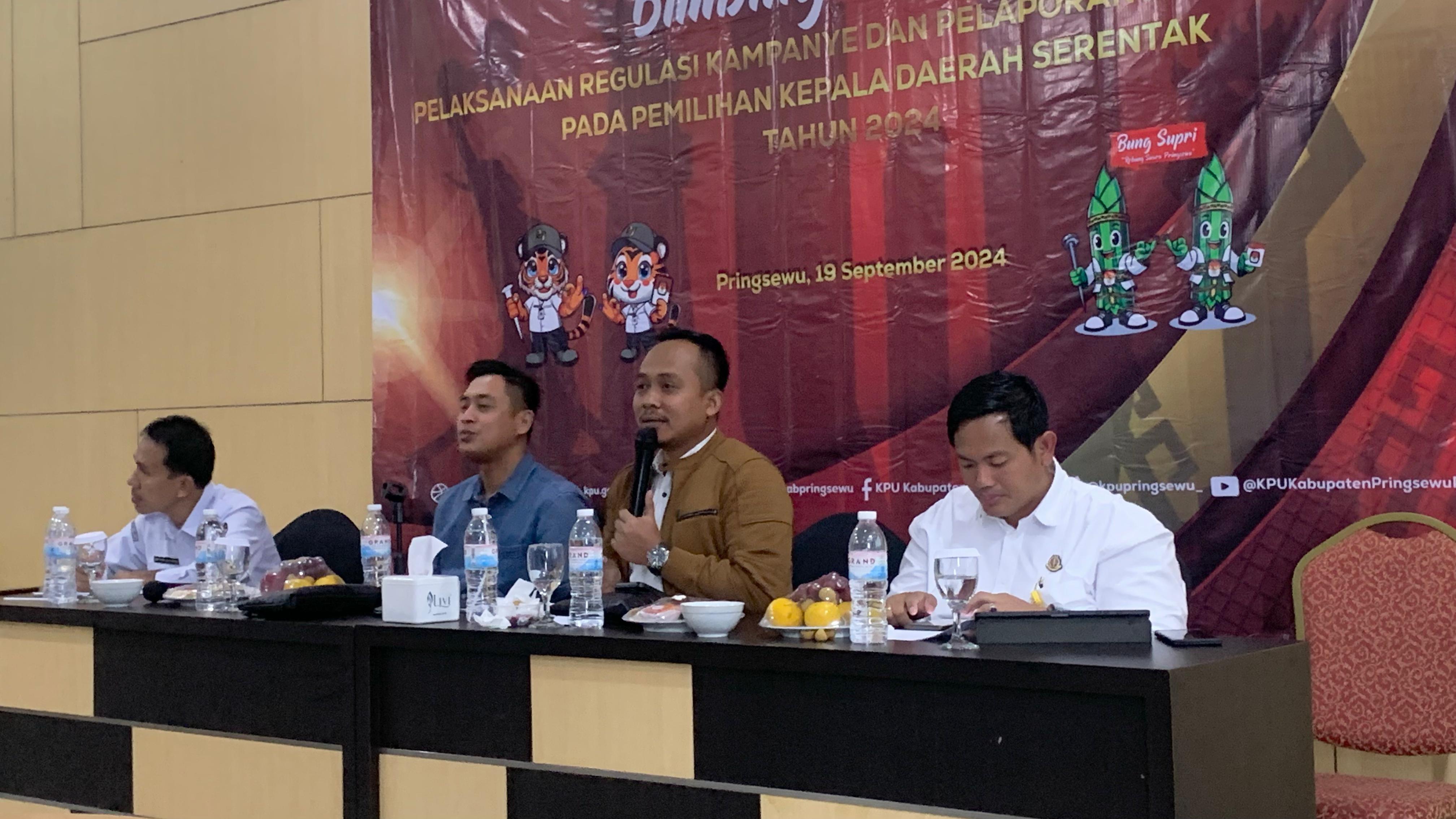 Foto Ketua Bawaslu Pringsewu Suprondi saat menjadi narasumber dalam Bimbingan Teknis Pelaksanaan Regulasi Kampanye dan Pelaporan Dana Kampanye pada Pemilihan Kepala Daerah Serentak Tahun 2024