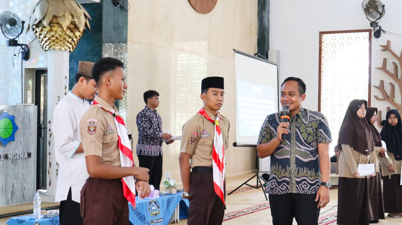 Foto Ketua Bawaslu Pringsewu, Suprondi, menjadi narasumber dalam sosialisasi bertema "Pemilih Cerdas, Demokrasi Berkualitas" 