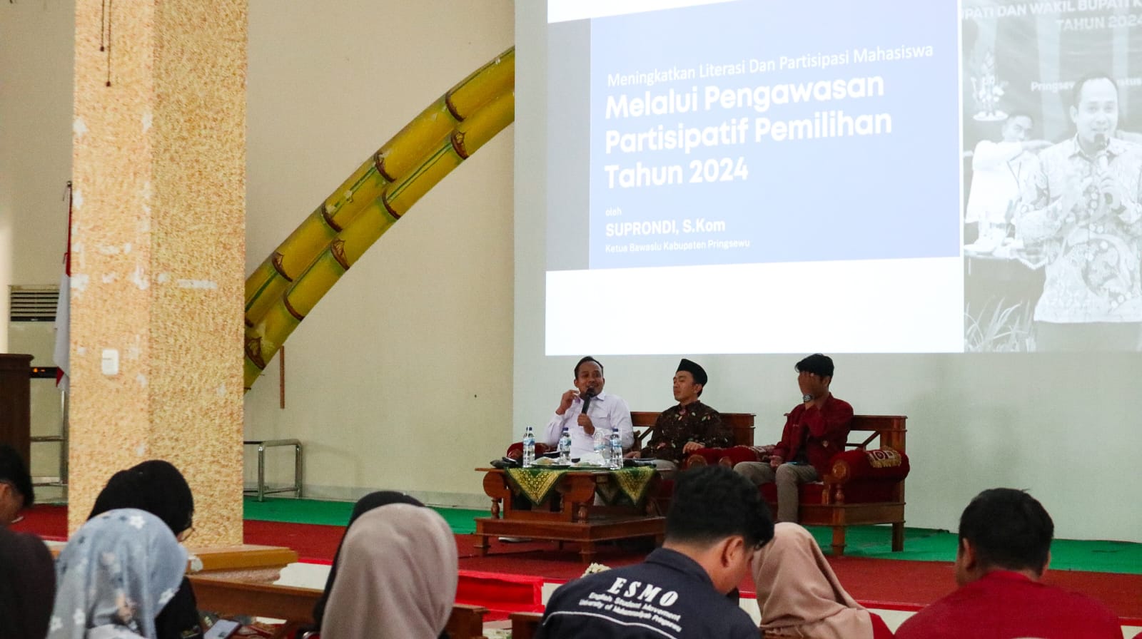 Foto Ketua Bawaslu Pringsewu, Suprondi, menjadi narasumber dalam Seminar Politik yang berlangsung di Gedung Graha KH.Ahmad Dahlan Universitas Muhammadiyah Pringsewu