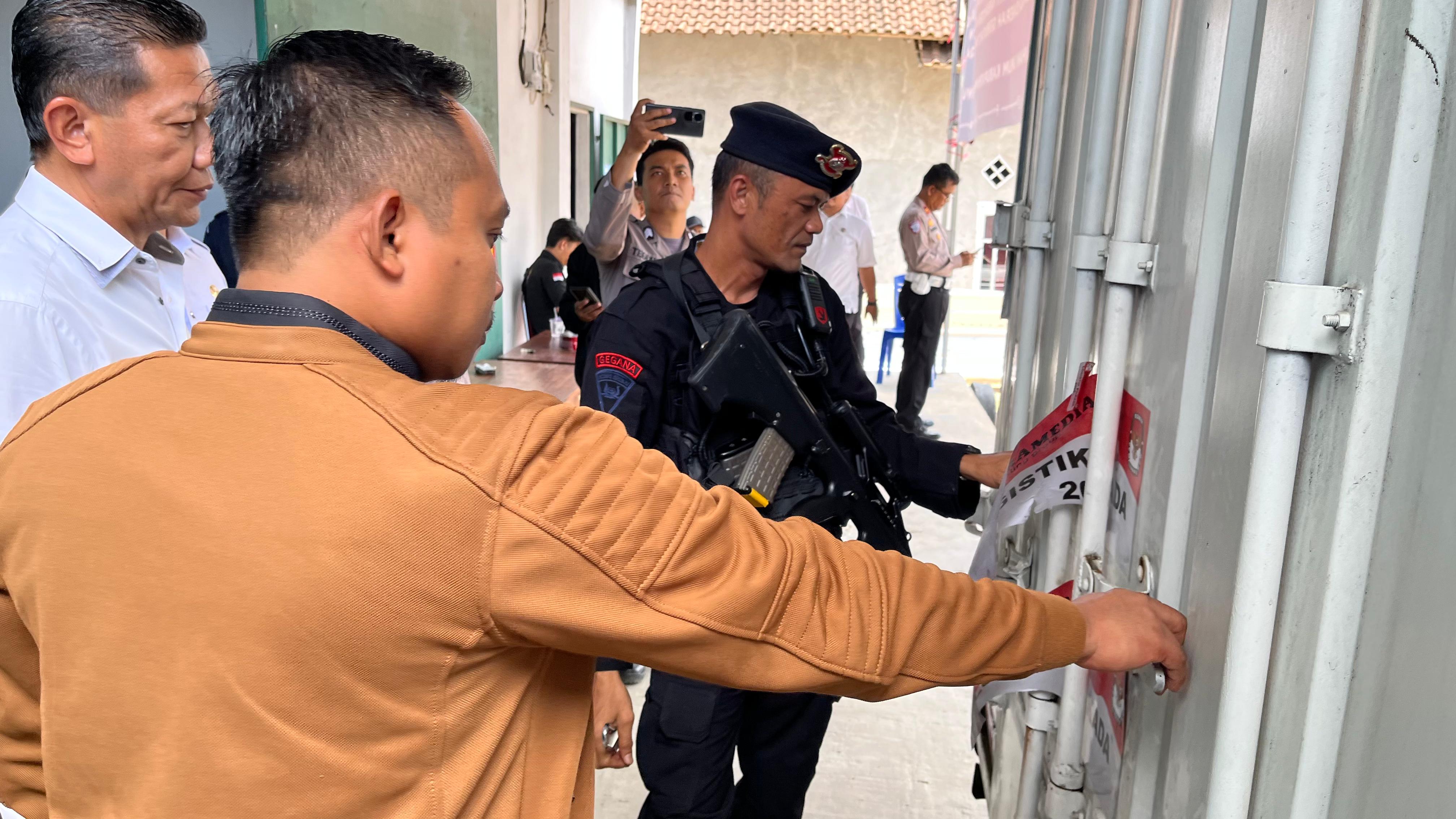 Foto Bawaslu Pringsewu melakukan pengawasan dan pengawalan terhadap logistik surat suara untuk Pemilihan Gubernur dan Wakil Gubernur Provinsi Lampung, serta Bupati dan Wakil Bupati Kabupaten Pringsewu