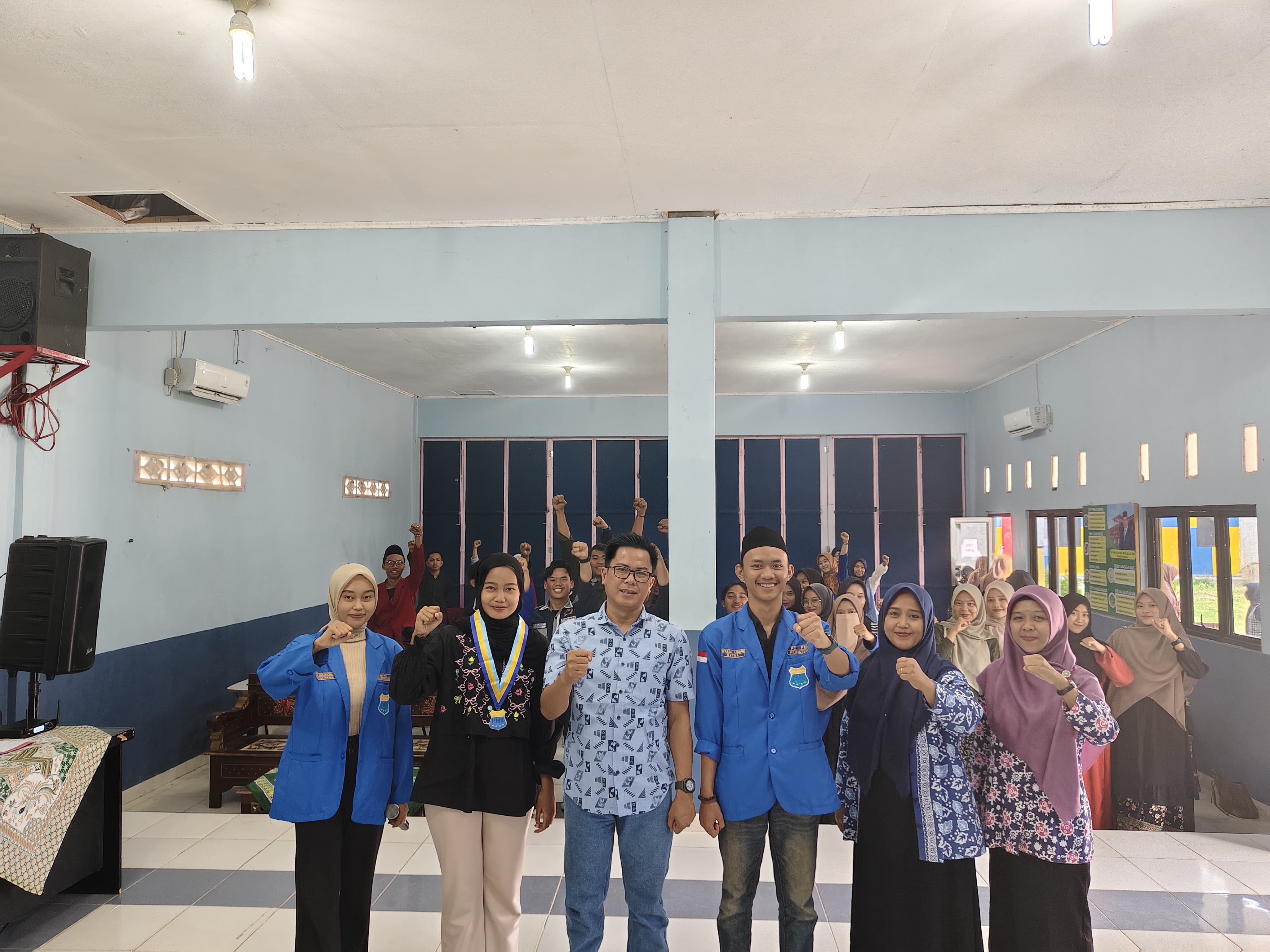 Foto Anggota Bawaslu Pringsewu Adam Malik saat menjadi narasumber Seminar yang bertema “Peran Mahasiswa Membangun Pilkada Sukses, Aman, Partisipatif” 