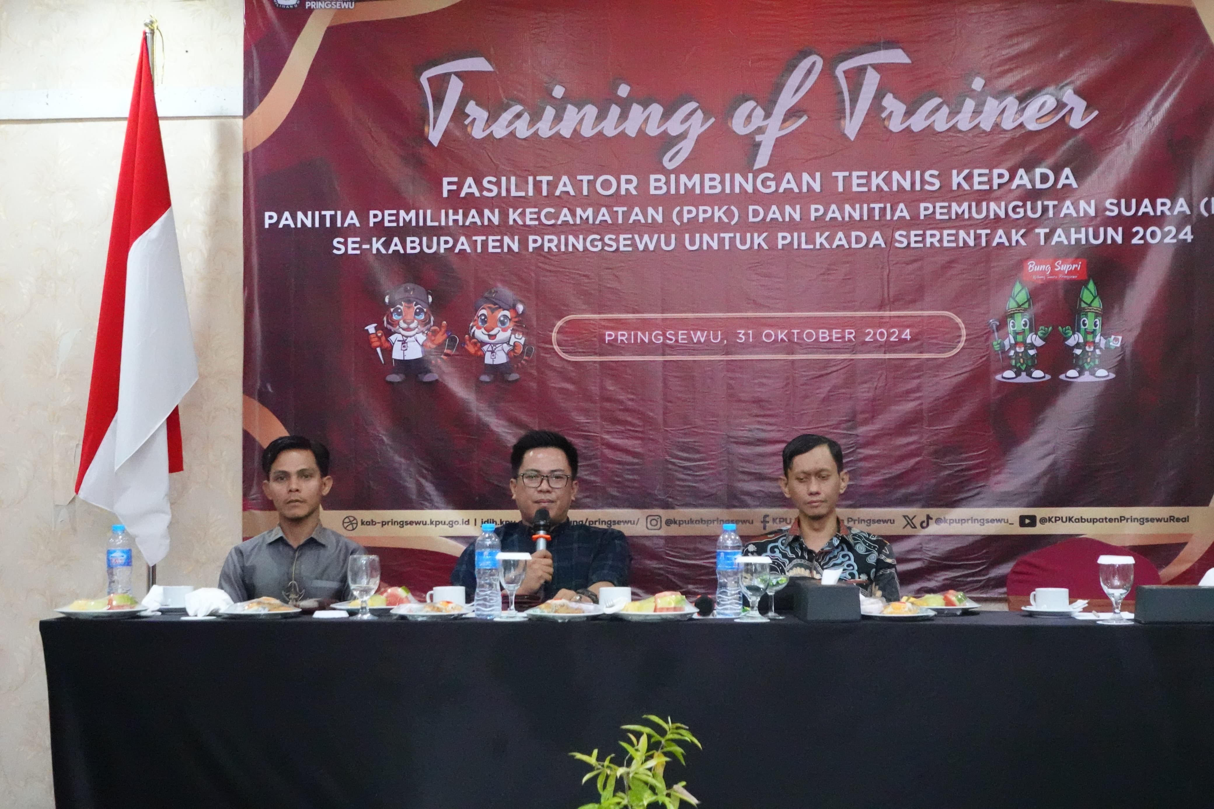 Foto Adam Malik saat menjadi narasumber pada acara Training Of Trainer (TOT) Fasilitator Bimbingan Teknis Kepada Panitia Pemilihan KecamatanPanitia Pemilihan Kecamatan (PPK) dan Panitia Pemungutan Suara (PPS) Se-Kabupaten Pringsewu 