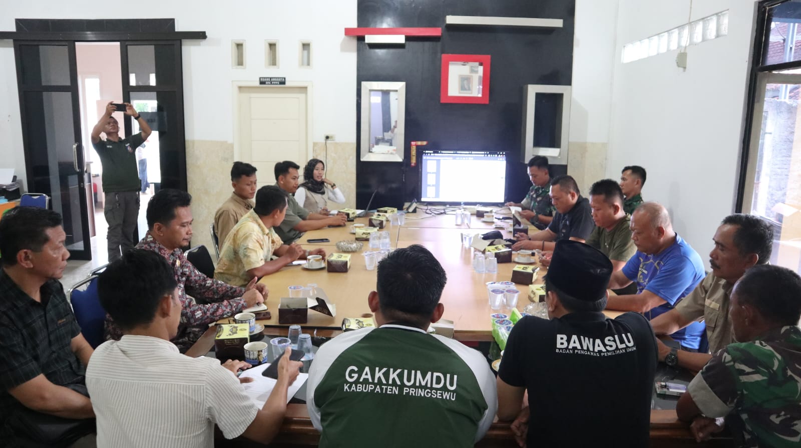 Foto Rapat Koordinasi dalam rangka evaluasi pelaksanaan tahapan kampanye untuk Pemilihan Kepala Daerah Tahun 2024
