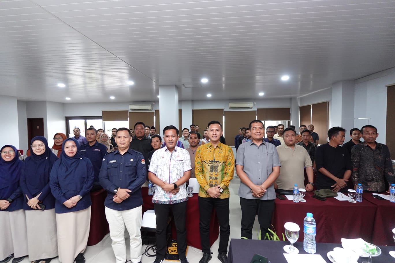 Foto Anggota Bawaslu Pringsewu saat menghadiri Rapat Koordinasi Persiapan Pelantikan dan Bimbingan Teknis Kelompok Penyelenggara Pemungutan Suara (KPPS)
