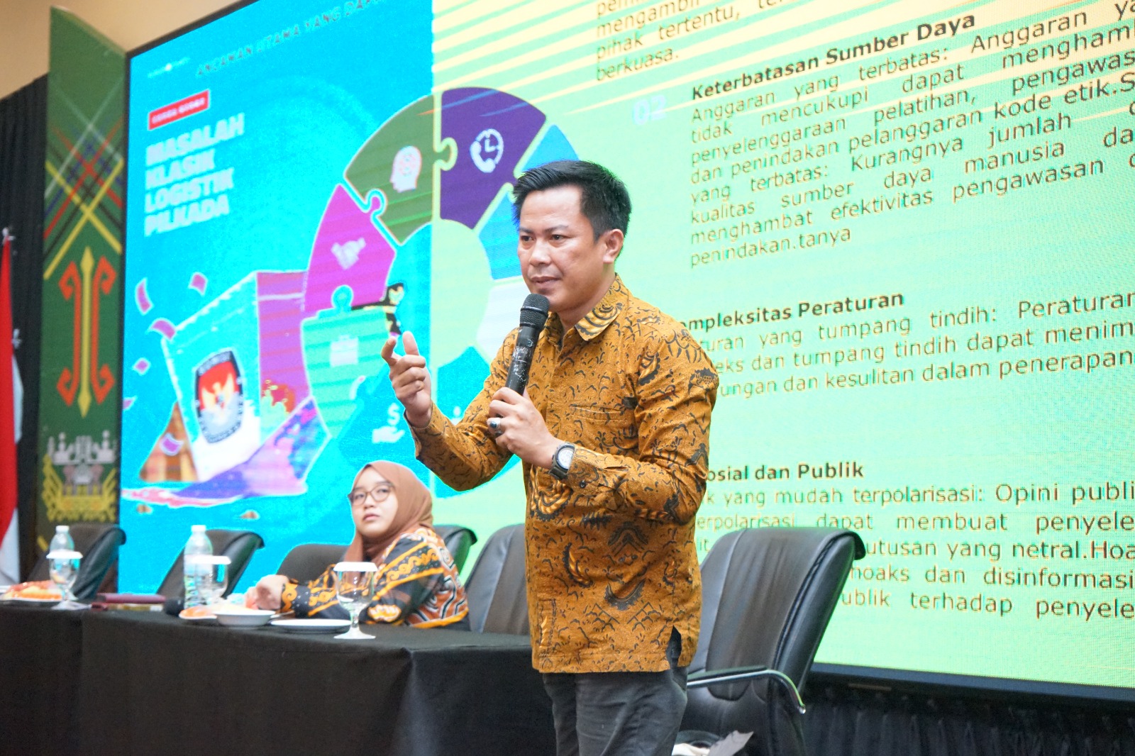 Foto Anggota Bawaslu Pringsewu Adam Malik saat menjadi narasumber Bimbingan Teknis Pedoman Kode Perilaku, Kode Etik, Sumpah Janji, dan Pakta Integritas bagi Badan Adhoc Se-Kabupaten Pringsewu