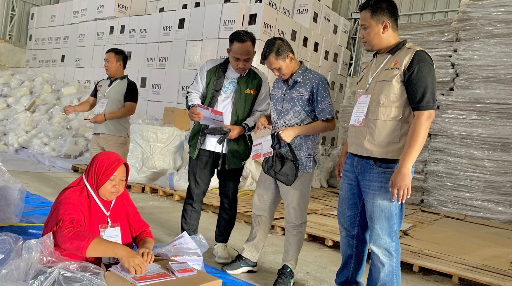 foto pengawasan langsung terhadap proses sortir dan pelipatan surat suara