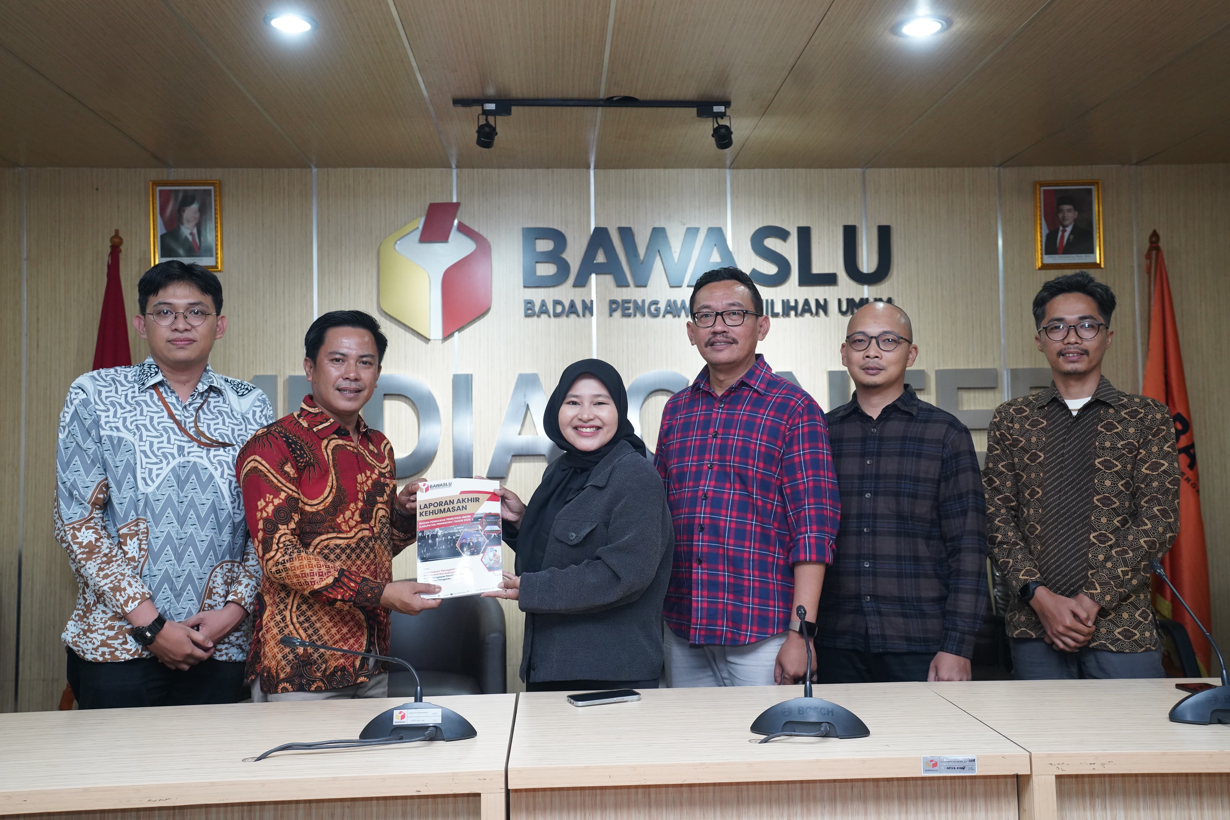 Foto Bawaslu Pringsewu menyerahkan laporan kinerja kehumasan tahun 2024 ke Bawaslu RI