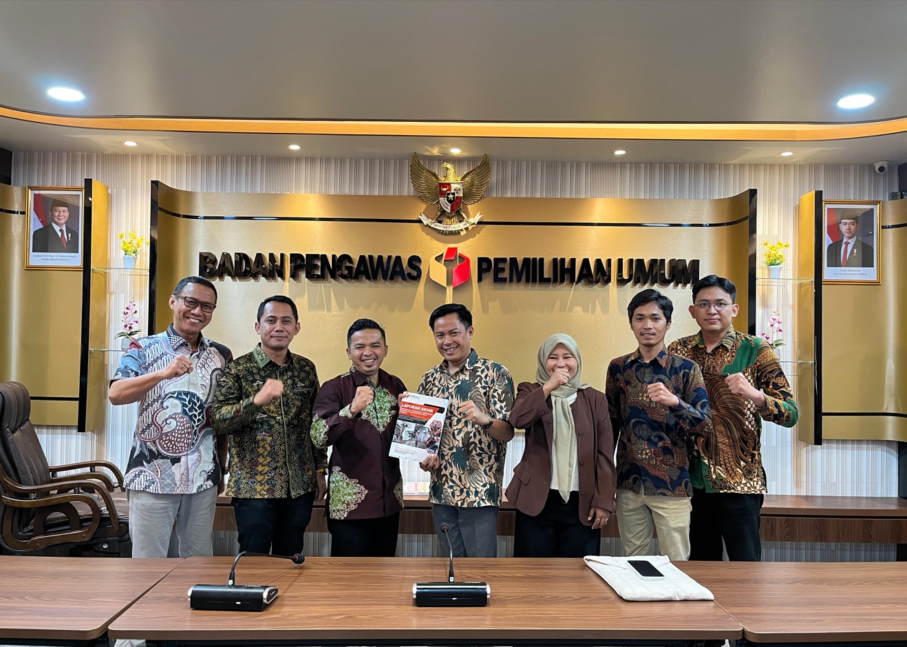 Penyerahan laporan ini berlangsung di Kantor Bawaslu RI pada Selasa, 14 Januari 2025, dan diserahkan langsung oleh Anggota Bawaslu Kabupaten Pringsewu, Adam Malik.