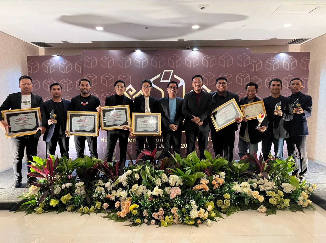 Foto Saat Bawaslu Pringsewu meraih 5 Penghargaan yang diberikan Bawaslu Provinsi Lampung pada kegiatan Rapat Evaluasi Pencegahan dan Pengawasan Tahapan pada Pemilihan Serentak Tahun 2024 di Provinsi Lampung dan Pencegahan Awards