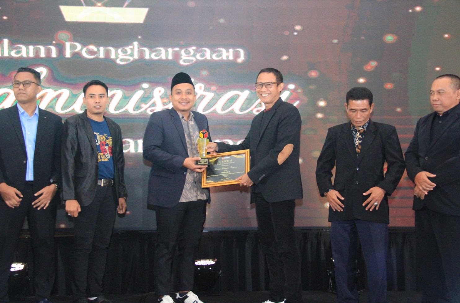 Foto Saat Bawaslu Pringsewu meraih Terbaik III pada kategori Pengembangan dan Peningkatan Kapasitas Pengawas Adhoc Terbaik Tahun 2024 dan juga masuk dalam nominasi Pengelolaan Keuangan Hibah Terbaik Tahun 2024