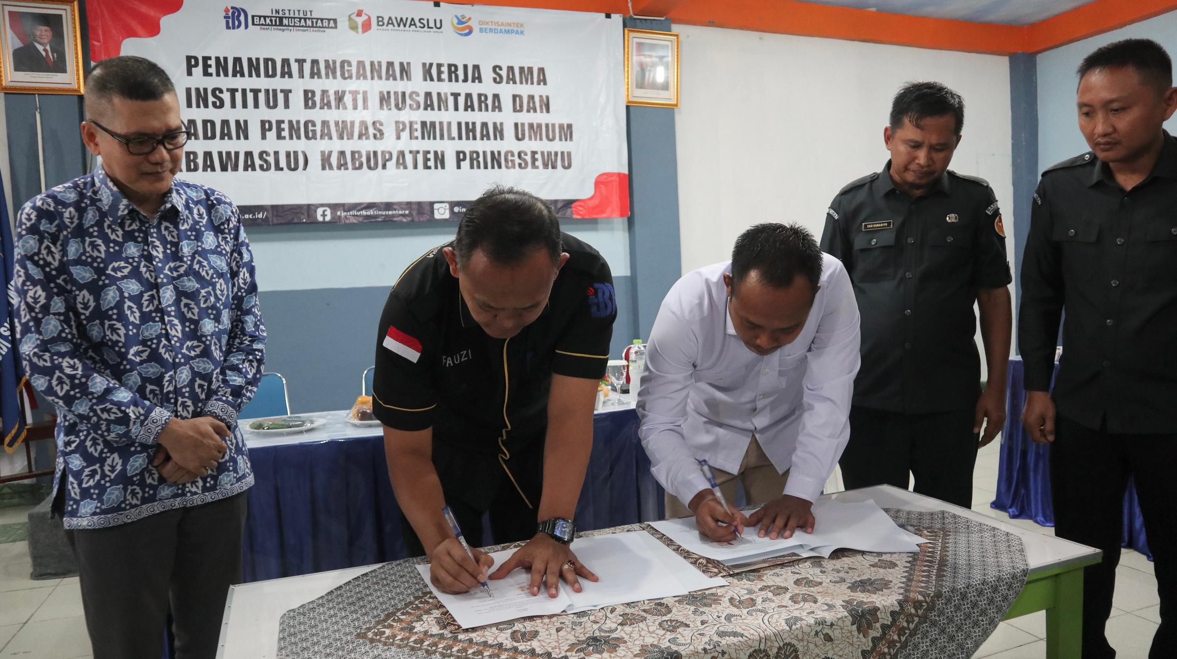 Penandatanganan nota kesepahaman (MoU) Bawaslu Pringsewu menjalin kerja sama strategis dengan Institut Bakti Nusantara (IBN) Pringsewu dalam rangka pengembangan program pengawasan partisipatif serta implementasi Tri Dharma Perguruan Tinggi.