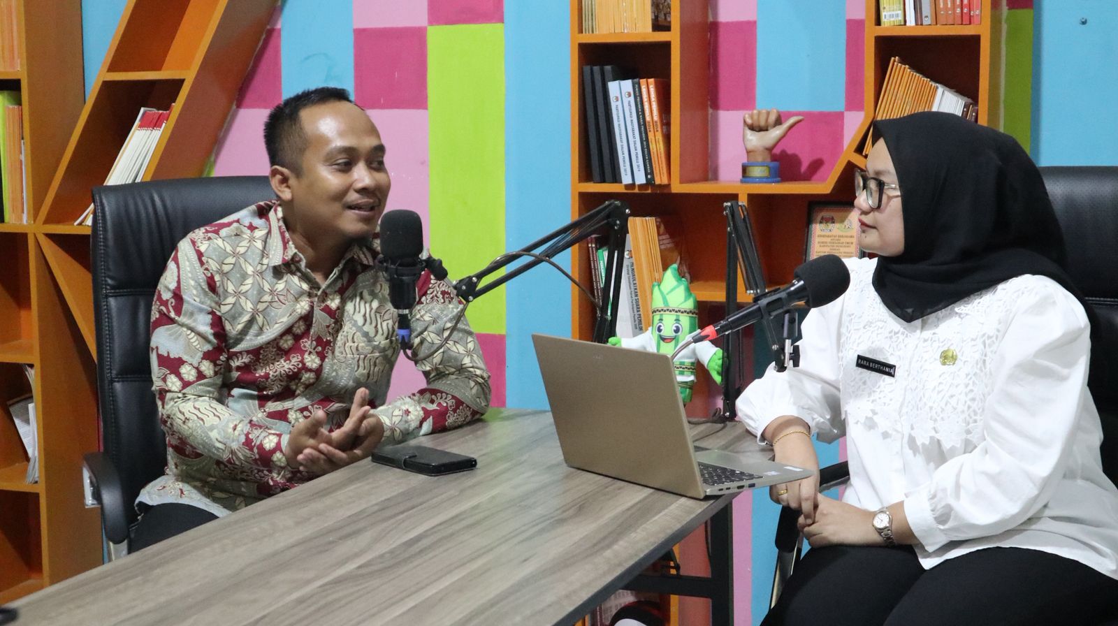Foto Ketua Bawaslu Pringsewu Menjadi Narasumber Podcast Sambang KPU Pringsewu