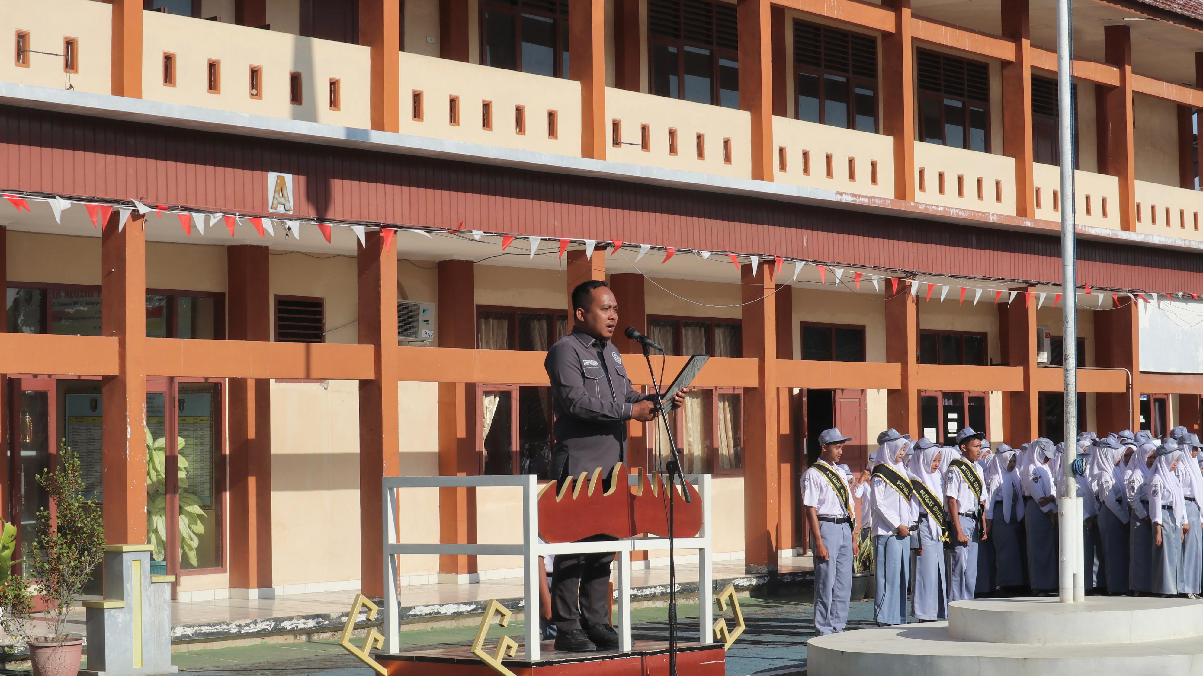 Ketua Bawaslu Pringsewu, Suprondi menjadi Pembina Upacara “Bawaslu Goes To School: Sosialisasi Pengawasan Partisipatif Bagi Pemilih Pemula” di SMK Negeri 1 Gadingrejo