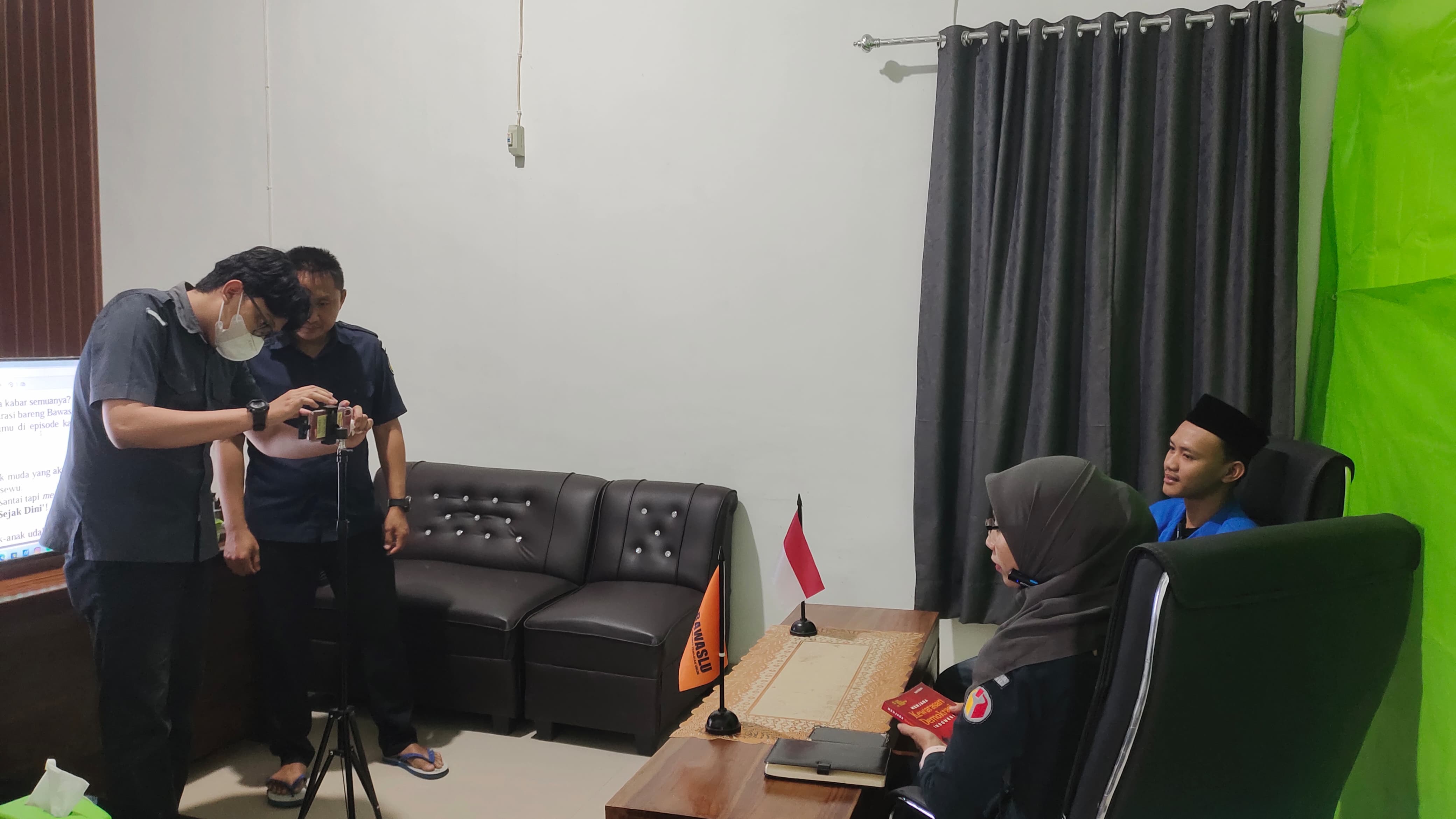 Foto podcast edukatif "Ngobrol Demokrasi" (NgoDe), yang kini memasuki episode kedua. Dalam edisi kali ini, Bawaslu Pringsewu menggandeng organisasi mahasiswa Islam, menghadirkan M. Faisal Saputra Abung, Ketua Pengurus Cabang Pergerakan Mahasiswa Islam Indonesia (PC PMII) Pringsewu.