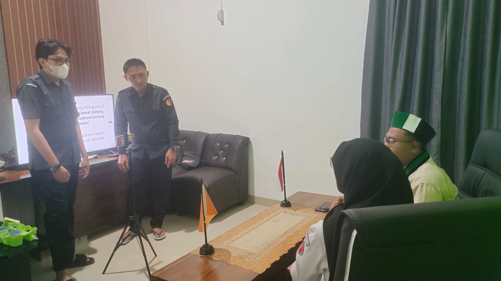 Foto Bawaslu Kabupaten Pringsewu melanjutkan komitmennya dalam edukasi dan pengawasan partisipatif melalui program "Ngobrol Demokrasi" (NgoDe). Di episode terbarunya, Bawaslu Pringsewu mengundang tamu spesial dari kalangan intelektual muda, yaitu Kak Ahmad Jamaludin dari Himpunan Mahasiswa Islam (HMI) Pringsewu.