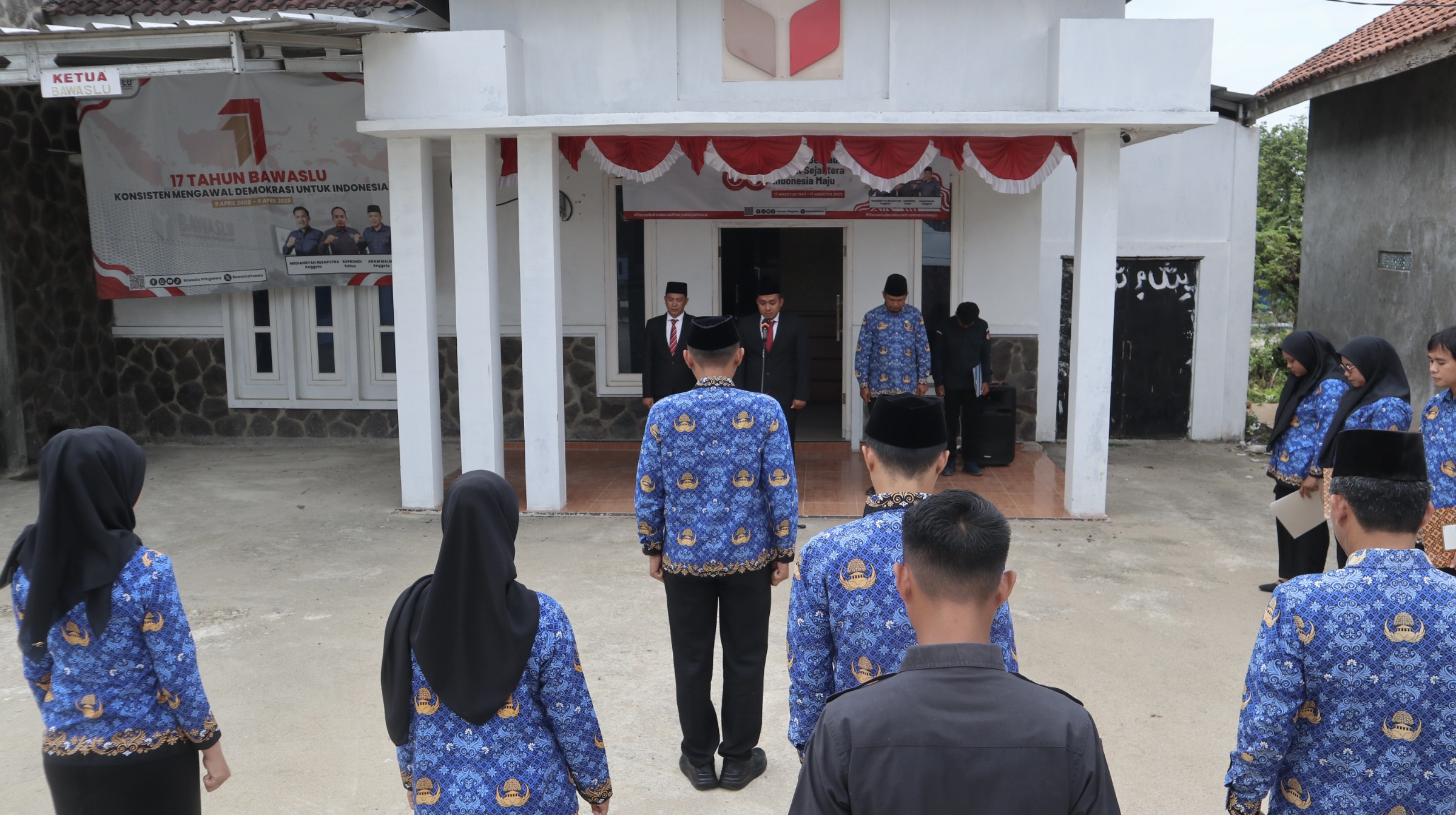 Foto saat Bawaslu Pringsewu menggelar upacara peringatan Hari Kesaktian Pancasila Tahun 2025