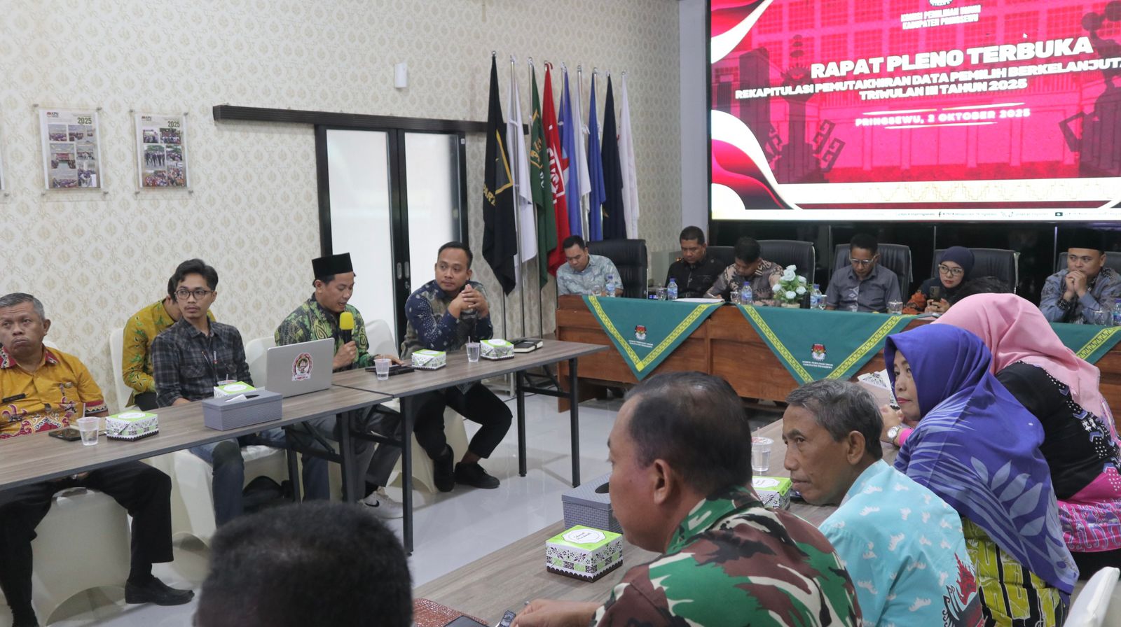 Foto Saat Badan Pengawas Pemilihan Umum (Bawaslu) Kabupaten Pringsewu melakukan pengawasan melekat pada Rapat Pleno Terbuka Rekapitulasi Pemutakhiran Data Pemilih Berkelanjutan (PDPB) Triwulan III Tahun 2025