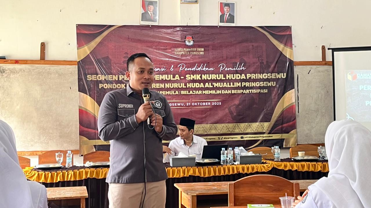 Foto Ketua Bawaslu Pringsewu menjadi narasumber dalam kegiatan Sosialisasi dan Pendidikan Pemilih Pemula yang diselenggarakan oleh KPU Kabupaten Pringsewu di SMK Nurul Huda Al Mualim Pringsewu