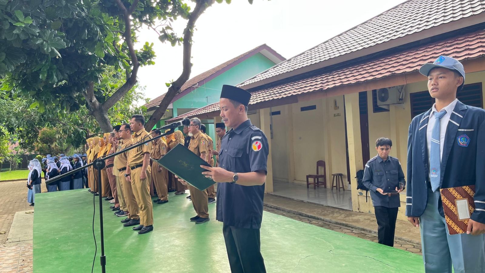 Foto Bawaslu Pringsewu terus berupaya menanamkan nilai-nilai demokrasi kepada generasi muda. Salah satu langkah nyata dilakukan melalui kegiatan “Bawaslu Goes To School: Sosialisasi Pengawasan Partisipatif bagi Pemilih Pemula” yang digelar di SMA Negeri 2 Pringsewu