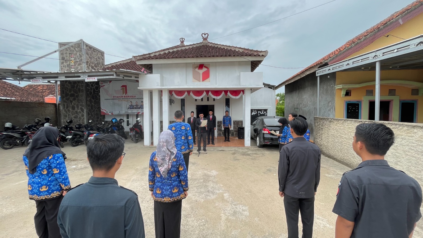 Badan Pengawas Pemilihan Umum (Bawaslu) Kabupaten Pringsewu melaksanakan upacara peringatan Hari Pahlawan yang berlangsung khidmat di halaman Kantor Bawaslu Kabupaten Pringsewu, Senin (10/11).