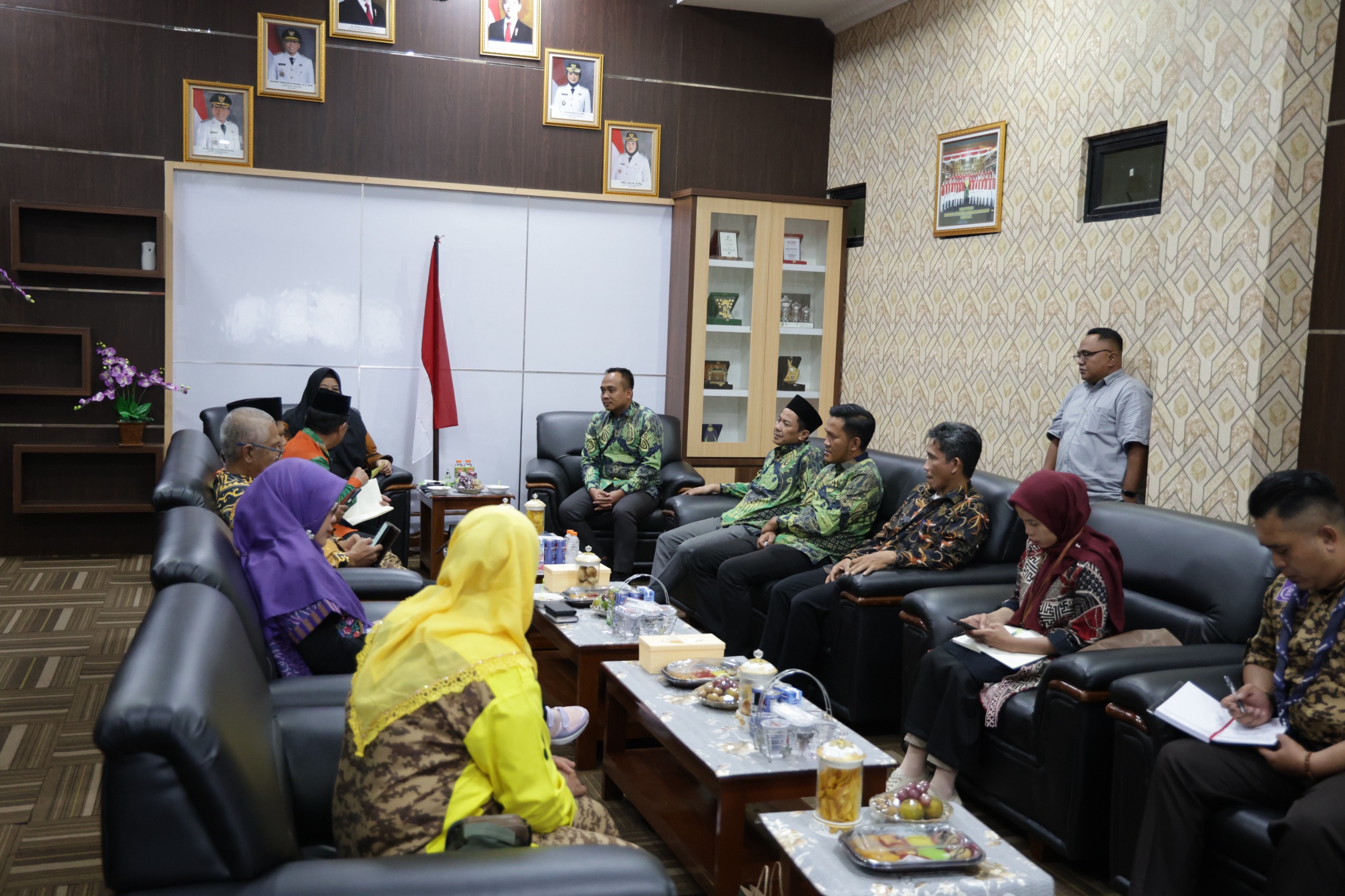 Bawaslu Kabupaten Pringsewu melaksanakan audiensi bersama Kwartir Cabang (Kwarcab) Gerakan Pramuka Pringsewu di ruang kerja Wakil Bupati Pringsewu pada Jumat (21/11)