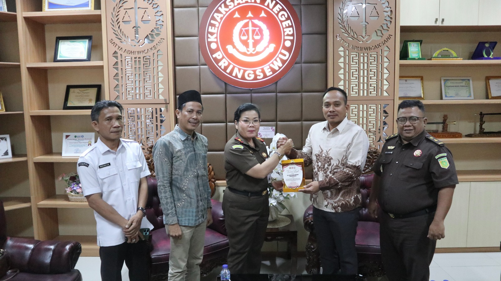 Foto Bawaslu Kabupaten Pringsewu melaksanakan audiensi bersama Kejaksaan Negeri (Kejari) Pringsewu