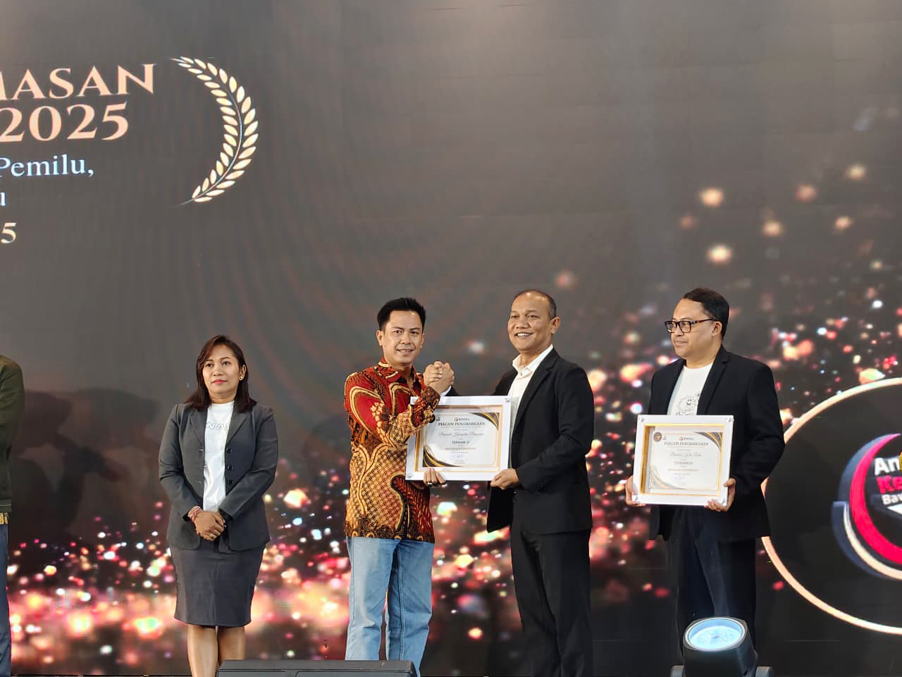 Foto Bawaslu Kabupaten Pringsewu berhasil meraih Penghargaan Terbaik II Kategori Program Kehumasan Tingkat Kabupaten/Kota