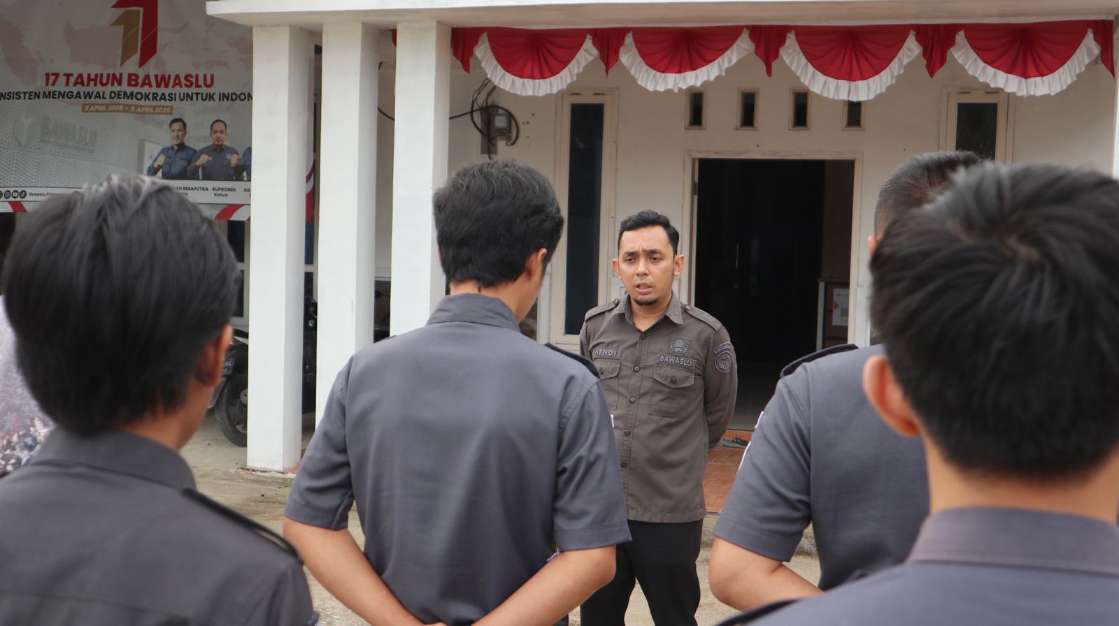 Badan Pengawas Pemilihan Umum (Bawaslu) Kabupaten Pringsewu menggelar apel rutin mingguan pada Senin (26/1/2026