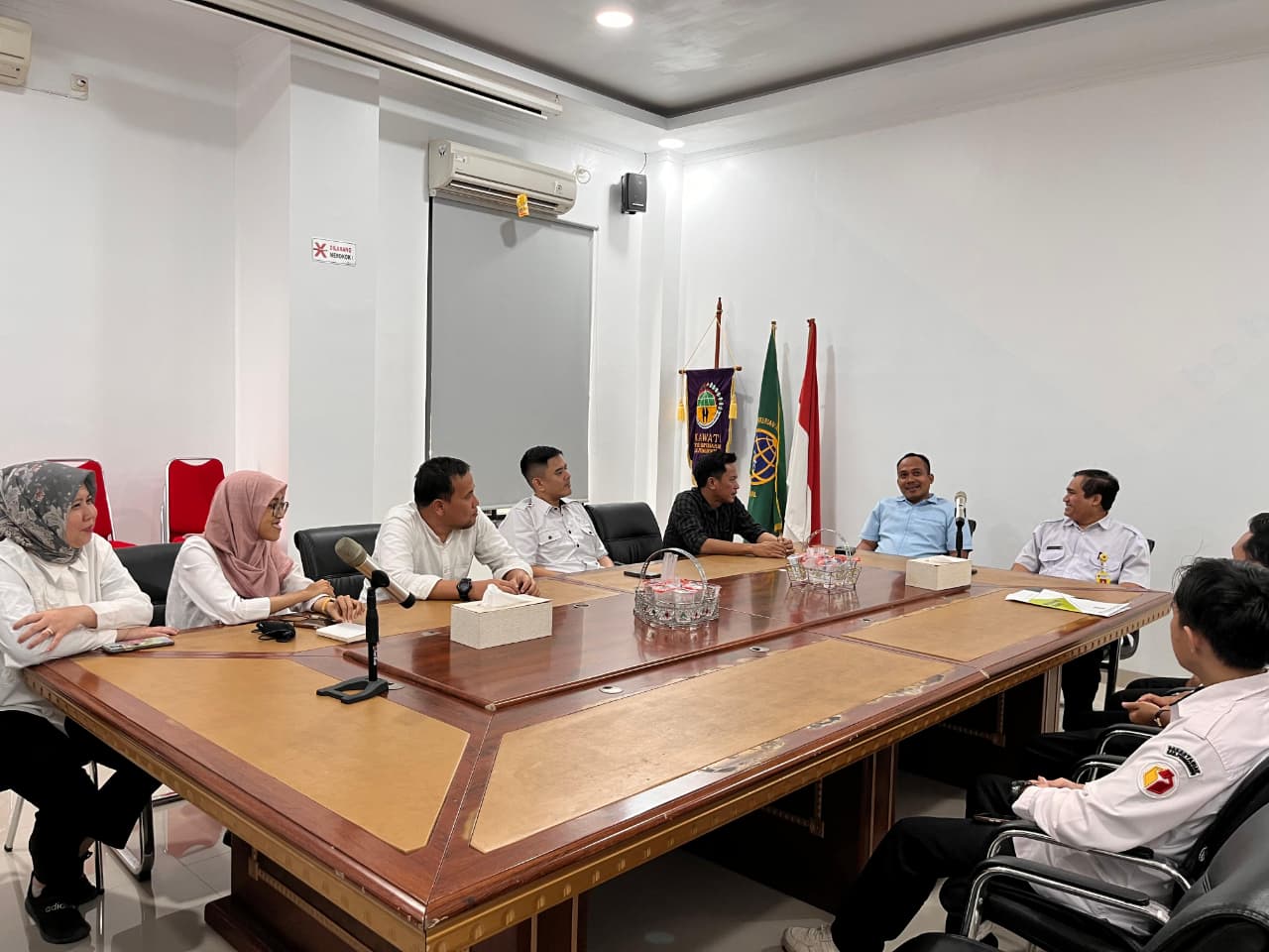 Bawaslu Kabupaten Pringsewu melakukan kunjungan dan koordinasi kelembagaan ke Kantor Pertanahan Kabupaten Pringsewu terkait proses sertipikasi tanah hibah dari Pemerintah Daerah Kabupaten Pringsewu