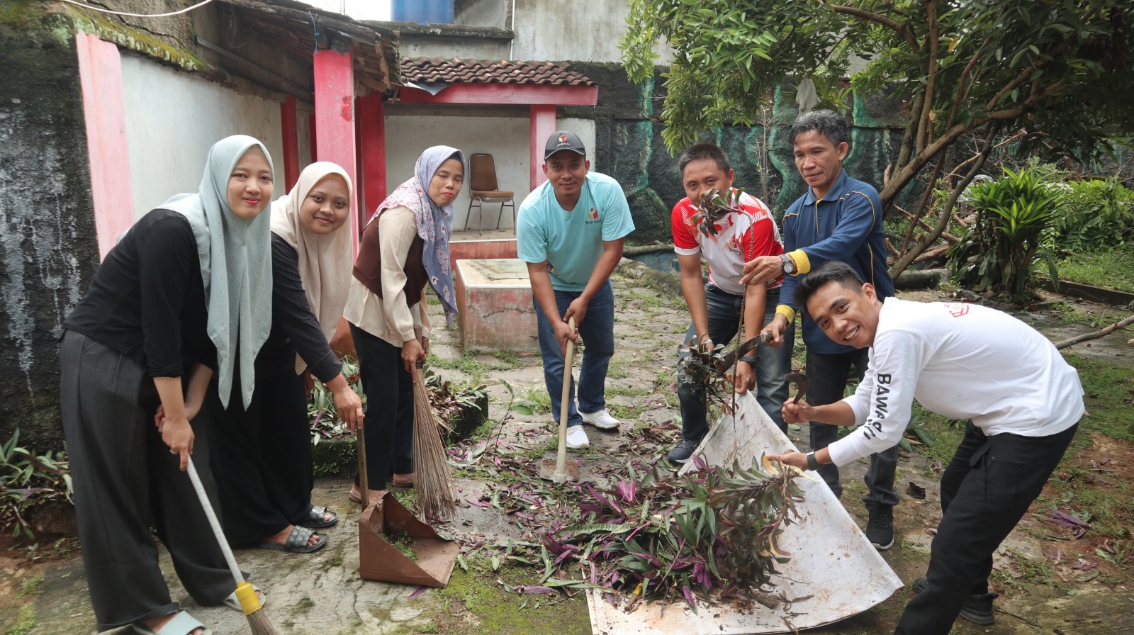 Bawaslu Pringsewu Implementasikan Program “Jumpa Berlian” melalui Aksi Peduli Lingkungan