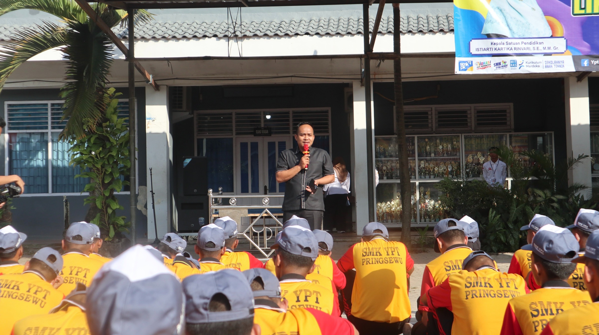 Bawaslu Pringsewu Tanamkan Pendidikan Demokrasi kepada Pemilih Pemula Melalui Program Bawaslu Sahabat Sekolah