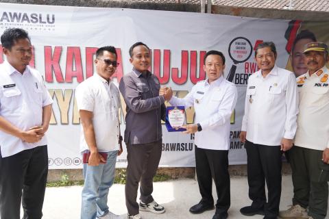 Ketua Bawaslu Pringsewu, Suprondi, menyambut baik kunjungan Penjabat Bupati Pringsewu, Dr. Marindo Kurniawan, S.T., M.M