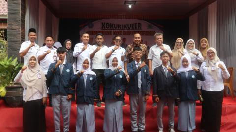 Ketua Bawaslu Kabupaten Pringsewu, Suprondi, mengajak para pelajar untuk membangun kesadaran demokrasi sejak dini dan tidak bersikap apatis terhadap proses pemilihan. Menurutnya, Pemilihan Ketua OSIS merupakan miniatur demokrasi yang dapat menjadi ruang pembelajaran bagi para pelajar sebelum menjadi pemilih pemula pada Pemilu Tahun 2029.