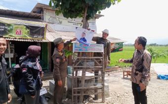 BAWASLU PRINGSEWU DAN SATPOL PP MENURUNKAN 834 APK/BK DI KECAMATAN PRINGSEWU DAN KECAMATAN GADINGREJO