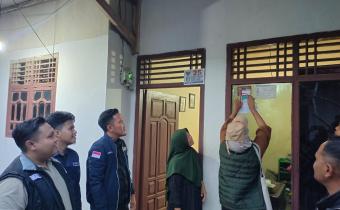 Foto Anggota Bawaslu Pringsewu Mediansyah Resaputra Saat Melakukan Patroli Kawal Hak Pilih