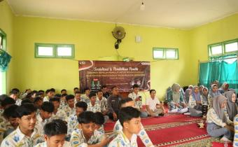 Foto Ketua Bawaslu Pringsewu Suprondi Saat menjadi Narasumber Sosialisasi dan Pendidikan Pemilih Segmen Pemilih Pemula Untuk Meningkatkan Partisipasi Masyarakat Pada Pilkada Serentak Tahun 2024 di SMA Negeri 1 Adiluwih 