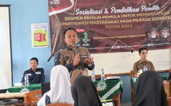Foto Ketua Bawaslu Pringsewu Suprondi saat menjadi Narasumber Sosialisasi dan Pendidikan Pemilih Segmen Pemilih Pemula Untuk Meningkatkan Partisipasi Masyarakat Pada Pilkada Serentak Tahun 2024 di SMK Muhammadiyah Pagelaran 