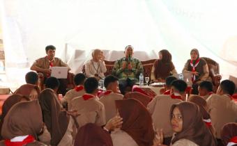 Foto Ketua Bawaslu Pringsewu Saat menjadi narasumber  Projek Penguatan Profil Pelajar Pancasila di SMA Negeri 1 Ambarawa pada Selasa, 14 Agustus 2024