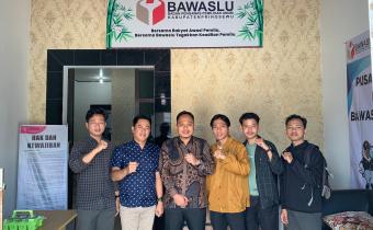Foto Bersama Saat Bawaslu Pringsewu Terima Audiensi Badan Eksekutif Mahasiswa (BEM) Universitas Muhammadiyah Pringsewu 