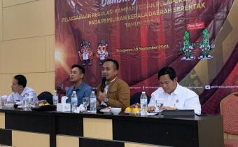 Foto Ketua Bawaslu Pringsewu Suprondi saat menjadi narasumber dalam Bimbingan Teknis Pelaksanaan Regulasi Kampanye dan Pelaporan Dana Kampanye pada Pemilihan Kepala Daerah Serentak Tahun 2024