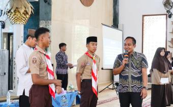 Foto Ketua Bawaslu Pringsewu, Suprondi, menjadi narasumber dalam sosialisasi bertema "Pemilih Cerdas, Demokrasi Berkualitas" 