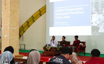 Foto Ketua Bawaslu Pringsewu, Suprondi, menjadi narasumber dalam Seminar Politik yang berlangsung di Gedung Graha KH.Ahmad Dahlan Universitas Muhammadiyah Pringsewu